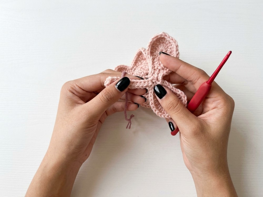 How to crochet orchid hairclip