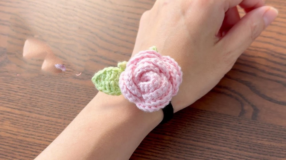 Crochet Mini Rose Hair Tie Pattern 2