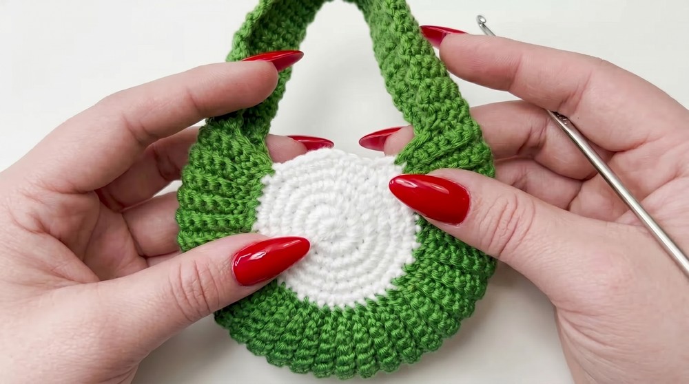 Mini crochet purse step by step 9