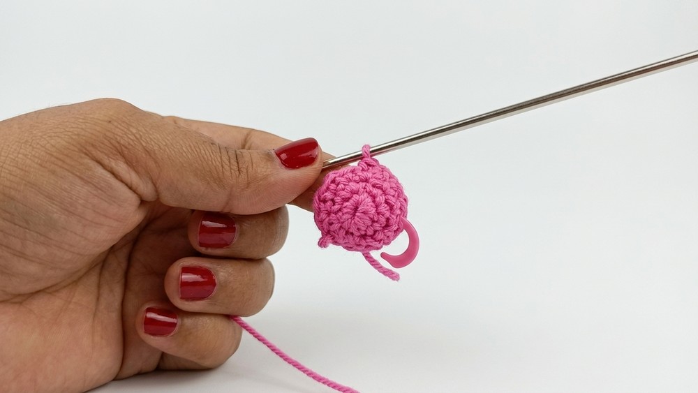 Strawberry Keychain in Amigurumi 3