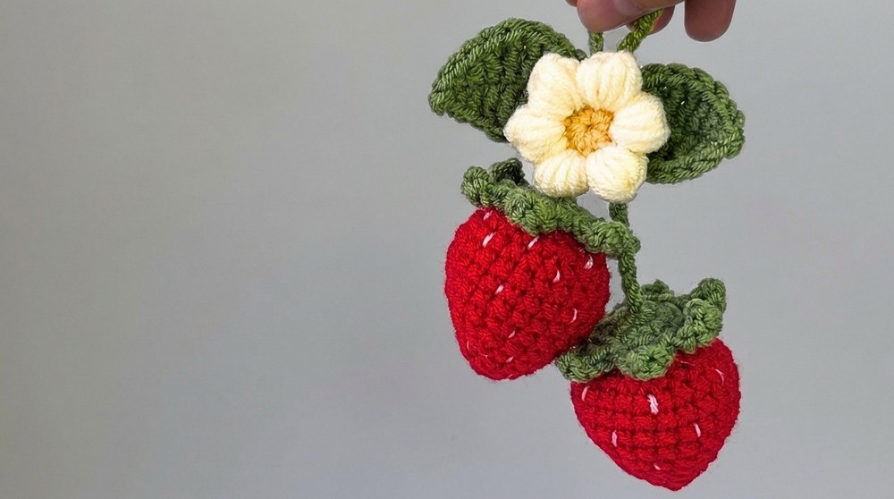 Crochet Strawberry Keychain Tutorial 2