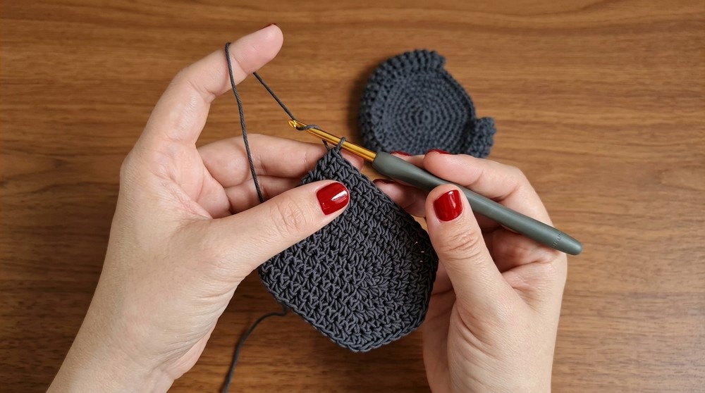 How to Crochet Shell Coin Purse (revised) with English Subtitles 6